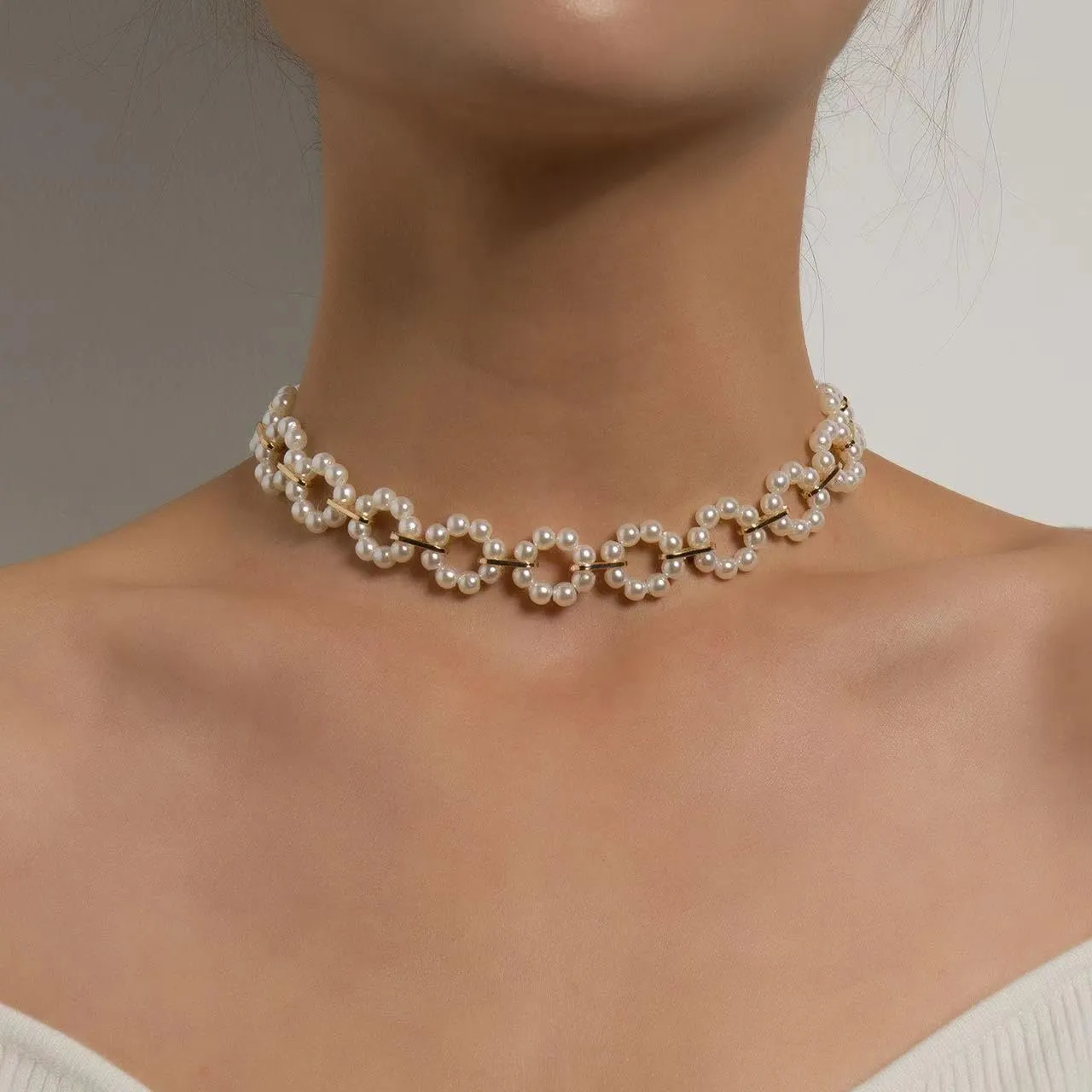Daisy Pearl Necklace, 14K Gold Plated Dainty Pearl Choker Necklace for Women,Handmade Trendy Flower Necklace as Daisy Present and Bride Bridesmaid Birthday Wedding Gifts