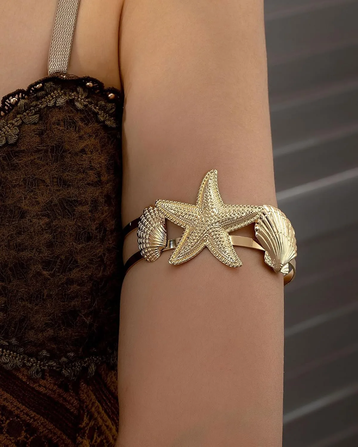 Gold Starfish Arm Cuff for Women Gold Arm Cuff Upper Arm Starfish Arm Bangle Bracelet Armband Armlet Adjustable Starfish Arm Cuff Summer Beach Jewelry Accessories