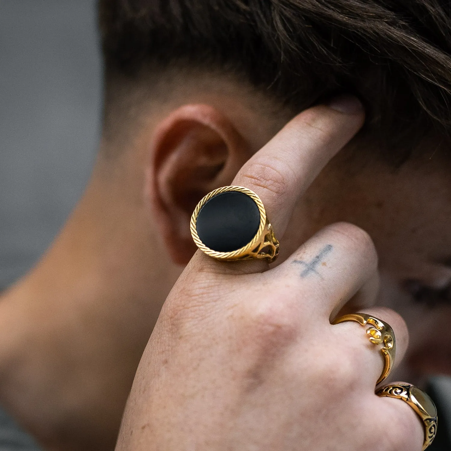 Onyx Sovereign Ring (Gold)