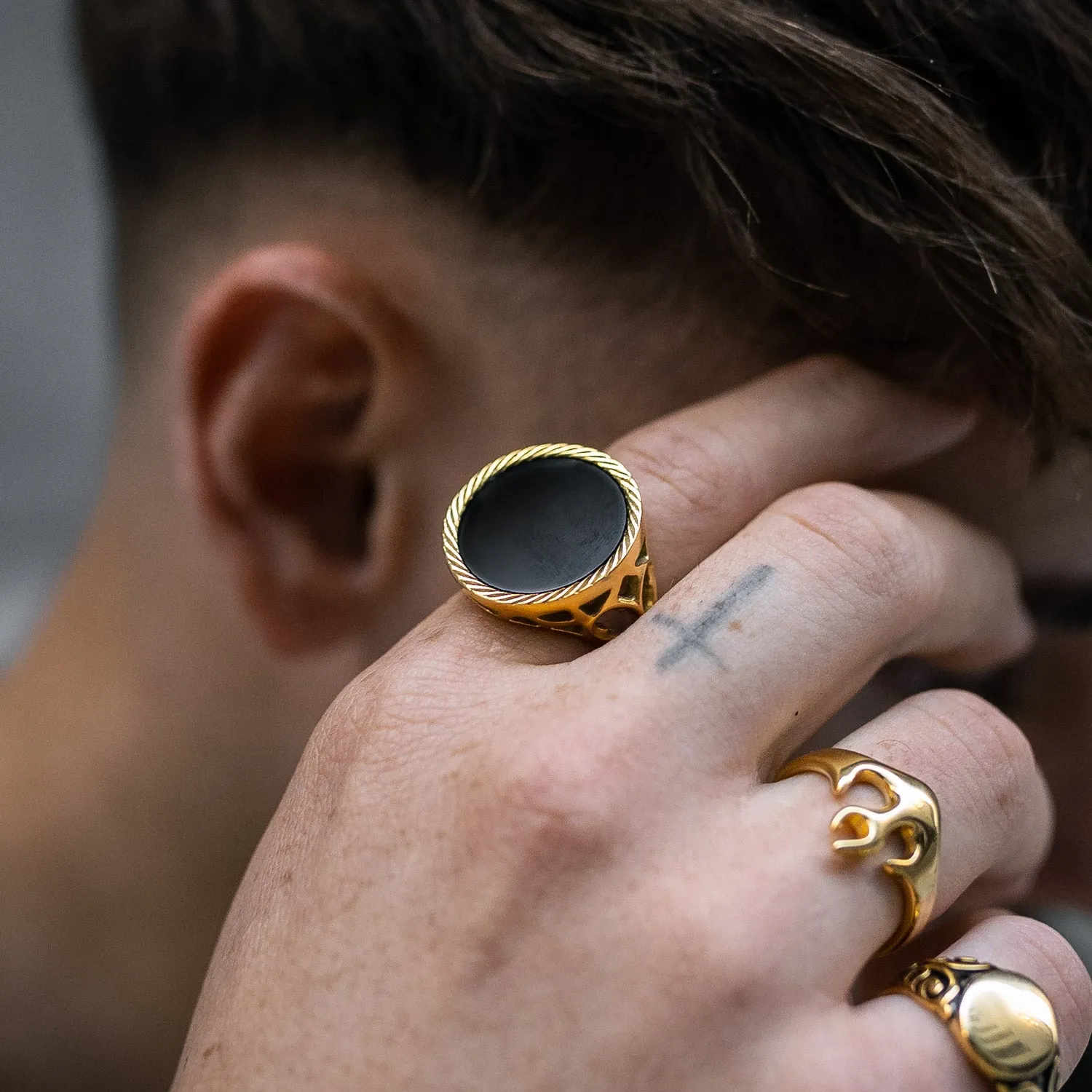 Onyx Sovereign Ring (Gold)