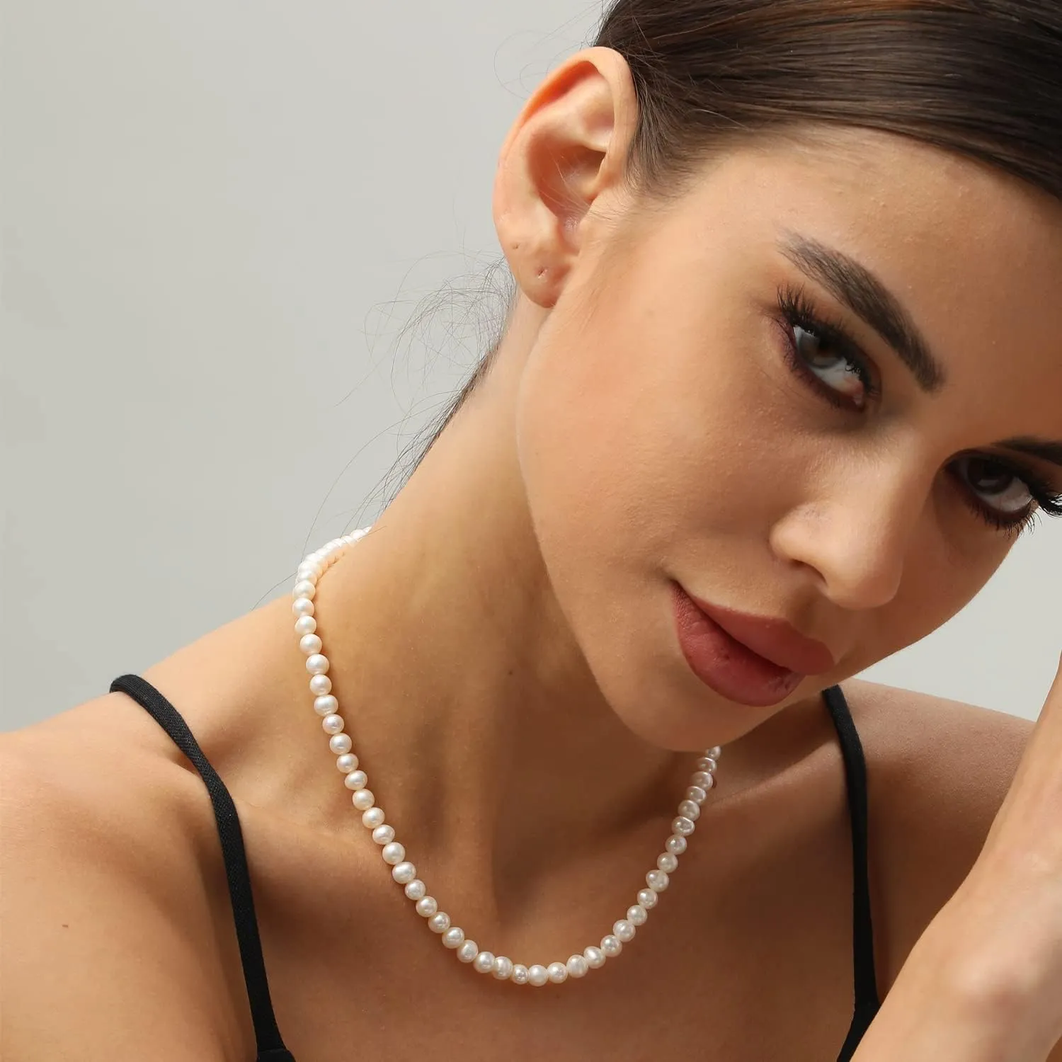 XYJZXY Pearl Necklace with Golden Charm, 18-Inch Adjustable Chain, 5-6mm White Pearls, Women Pearl Choker Necklace, Handmade Jewelry